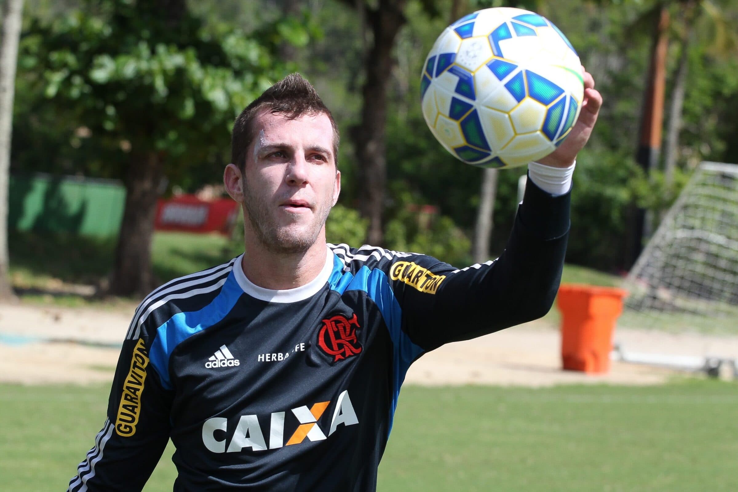 Paulo Victor em treino na época de Flamengo.