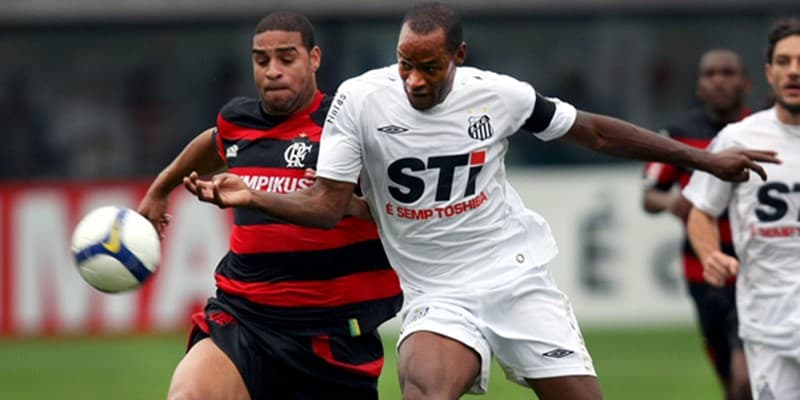 Adriano Imperador disputa a bola em jogo entre Flamengo e Santos, em 2009, pelo Brasileirão.