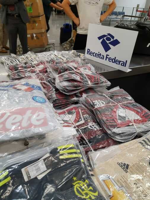 Receita apreende camisas falsas do Flamengo