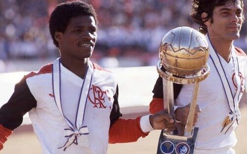 adilio lico levanta taça do mundial pelo flamengo