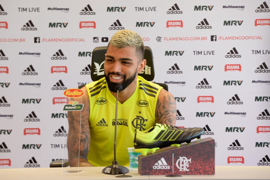Gabigol dando entrevista