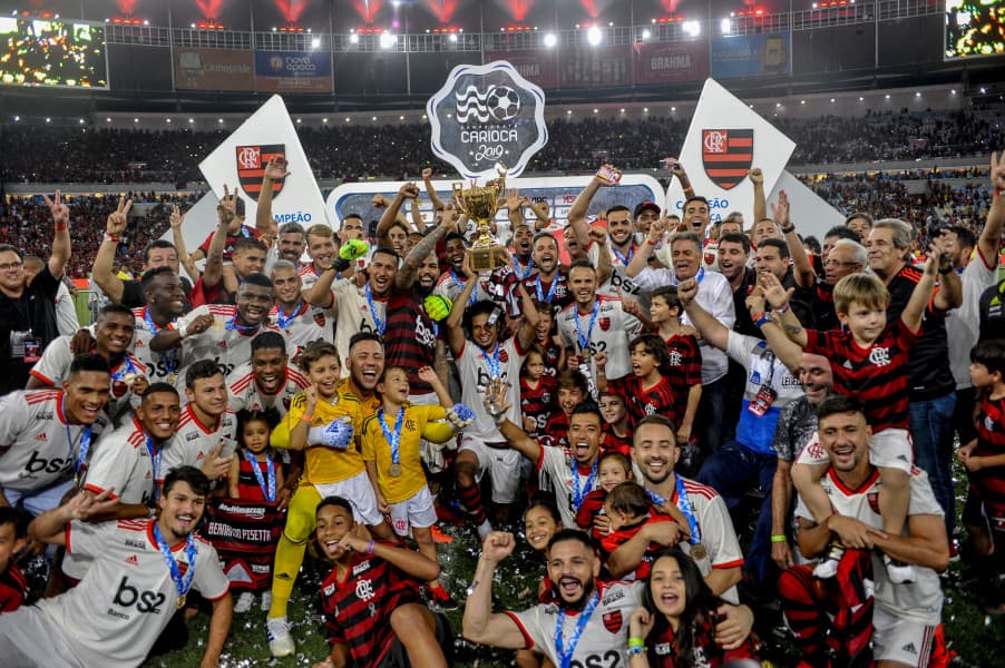 Jogadores do Flamengo recebem a taça de campeão do Carioca 2019
