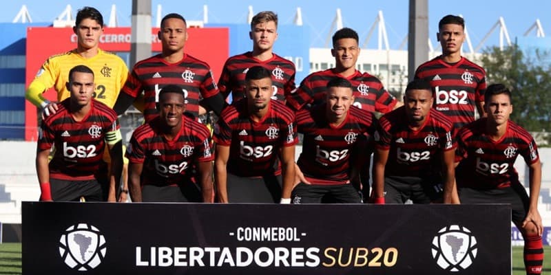 jogadores do flamengo sub20 posam para foto