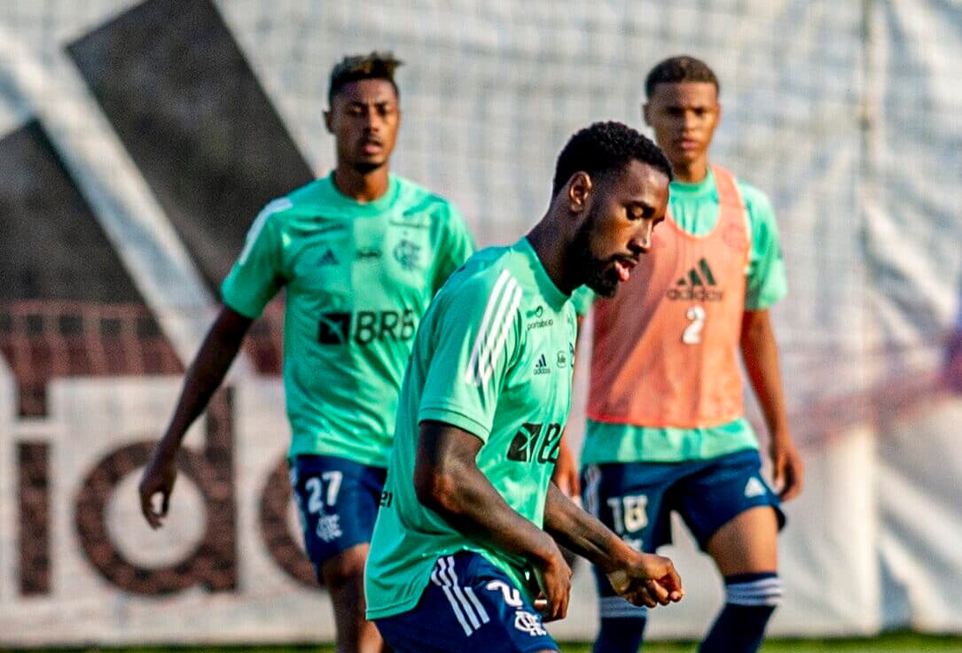 Gerson e Bruno Henrique durante treino.
