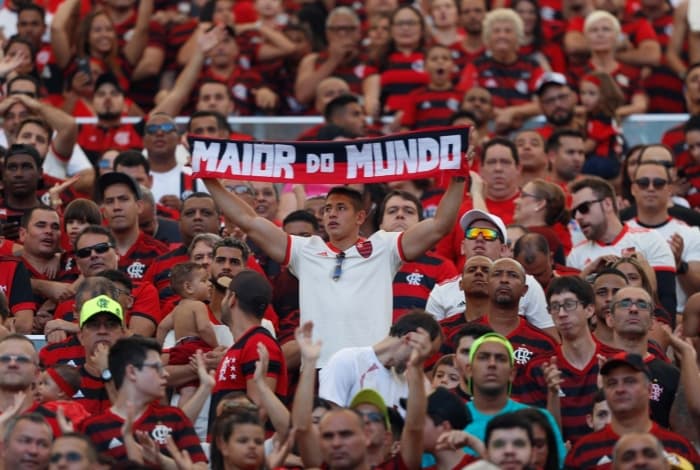 Torcedor do Flamengo com faixa escrita "O maior do Mundo"; Mengão superou gigantes europeus em ranking de interações no Instagram e outras redes sociais