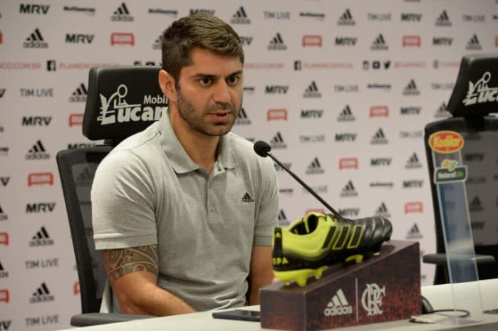 Márcio Tannure em coletiva no Ninho do Urubu; médico comentou possível contratação de psicólogo para o Flamengo