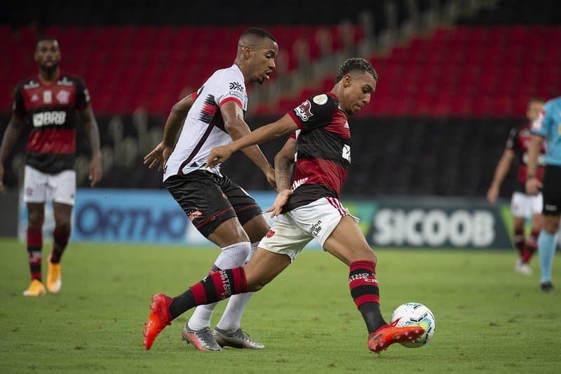 Cria do Ninho, o lateral-direito Matheuzinho, alfinetou o rival no Twitter após o empate de 1 a 1 pelo Campeonato Brasileiro Sub-20