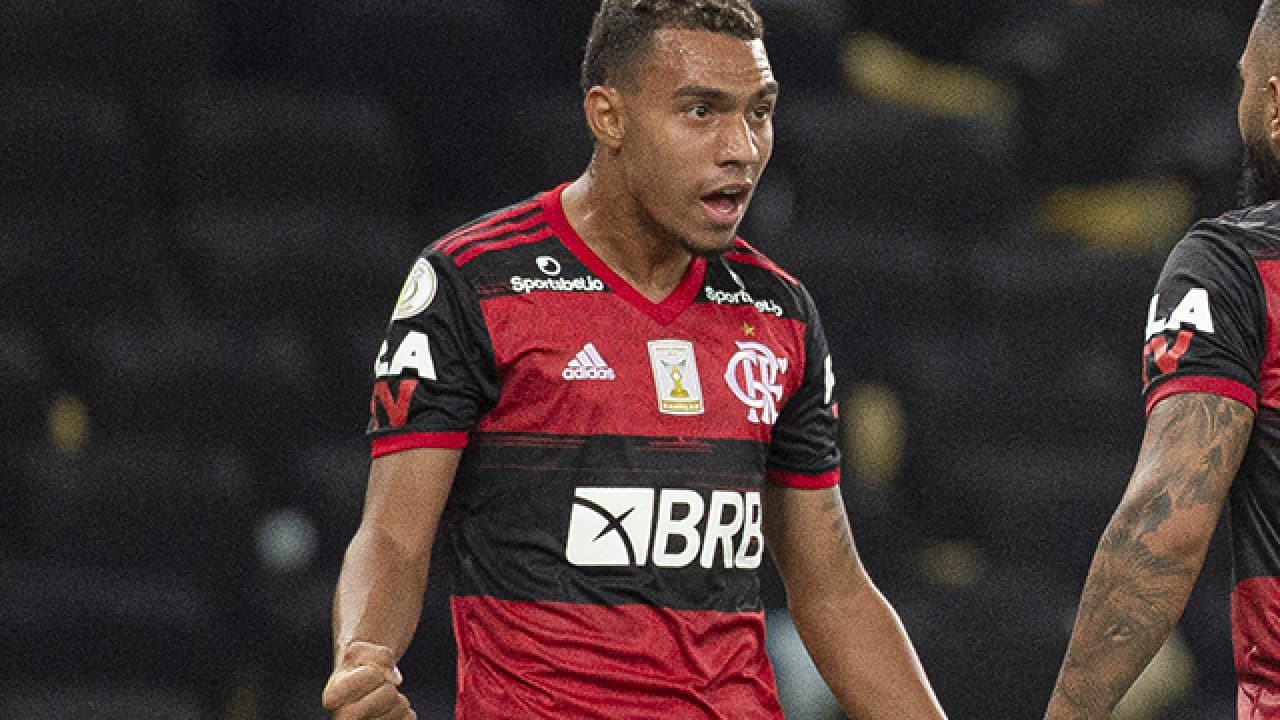 Matheuzinho comemorando gol