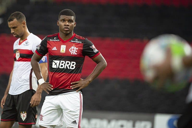 Lincoln em campo com a camisa do Flamengo; atacante negocia com o Ceará para temporada 2023