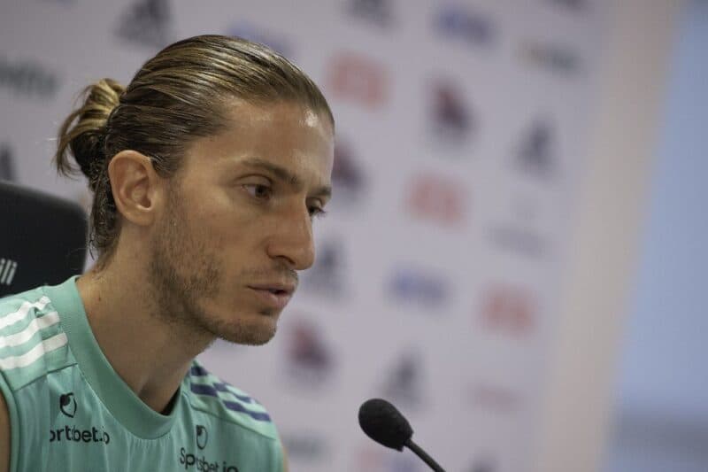Filipe Luís em coletiva no Flamengo; lateral estreou como comentarista da Copa do Mundo no Grupo Globo