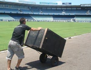 Funcionários do Grêmio retiram caixas de som
