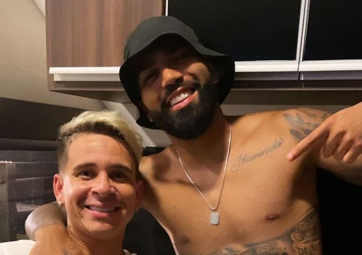 Soteldo posa para foto com Gabigol
