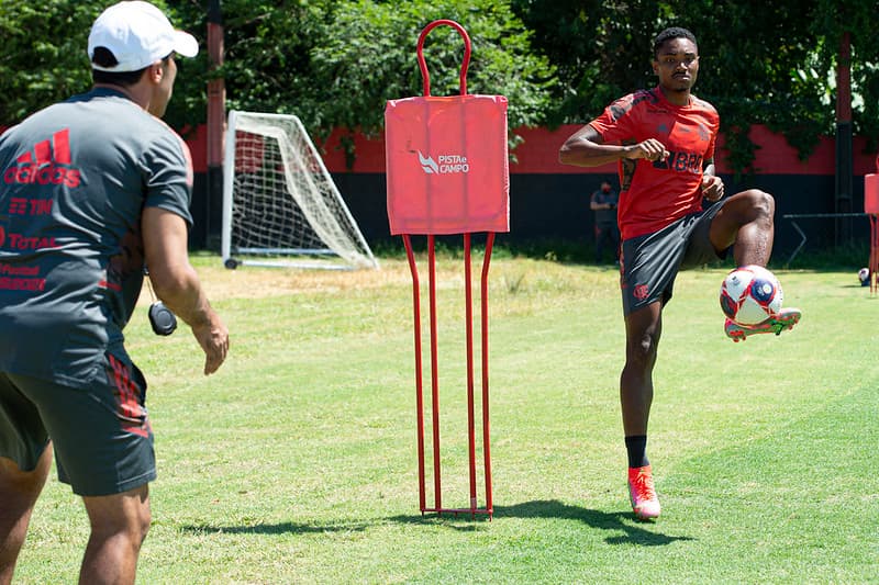 Vitinho flamengo se reapresenta no Ninho do Urubu