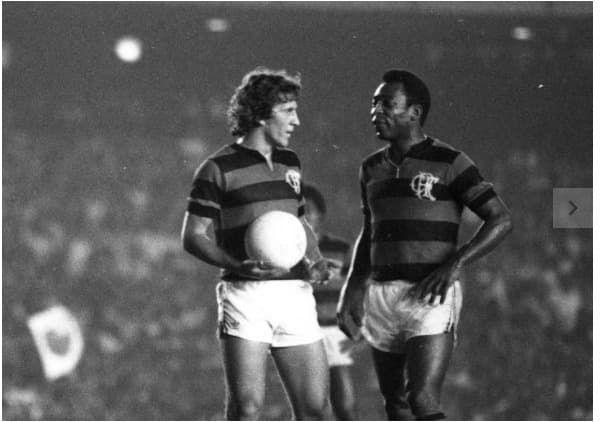 Pele veste camisa do Flamengo e joga ao lado de Zico contra o Atlético Mineiro