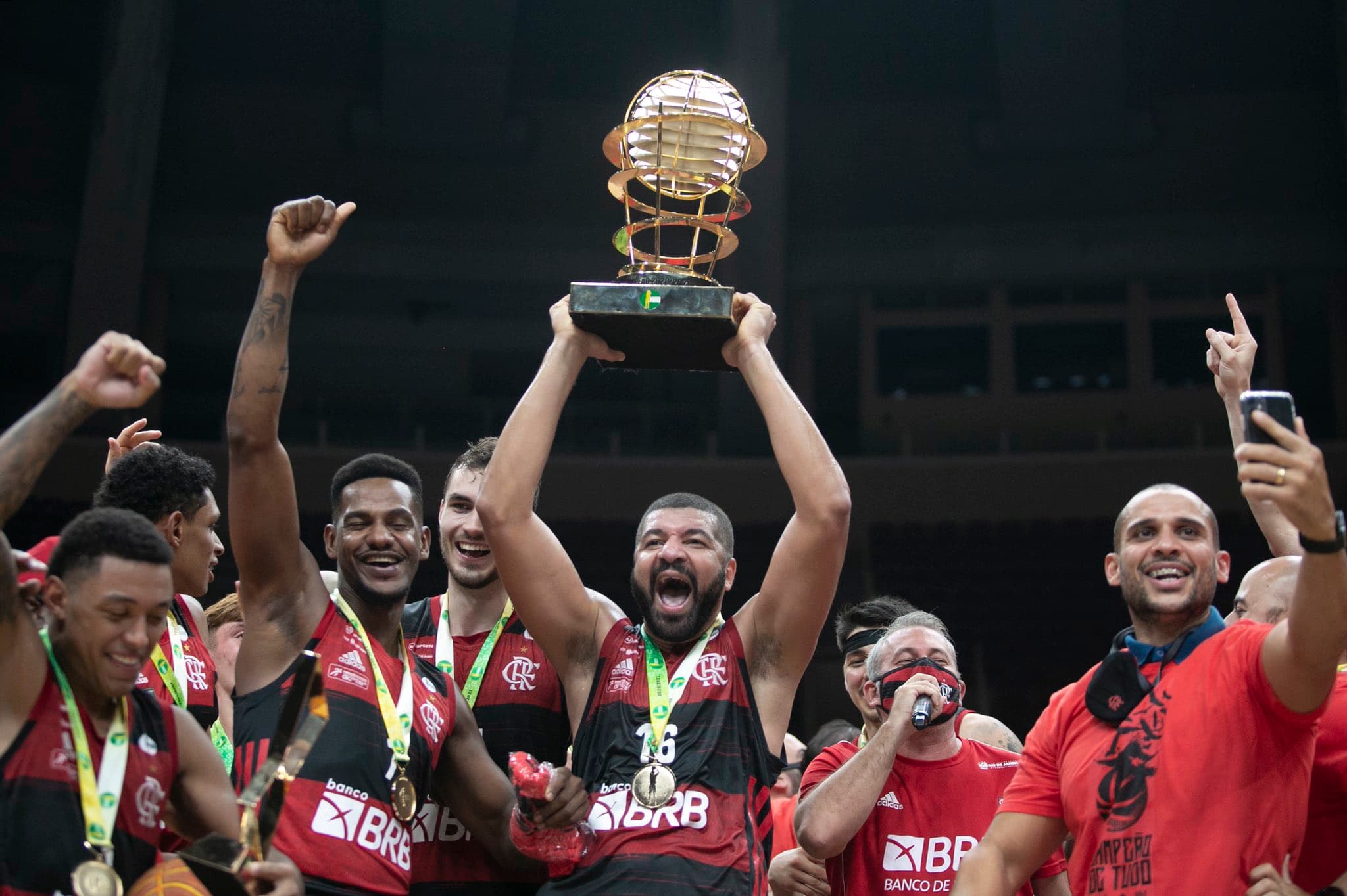 Jogadores do Flamengo levantando o troféu do NBB