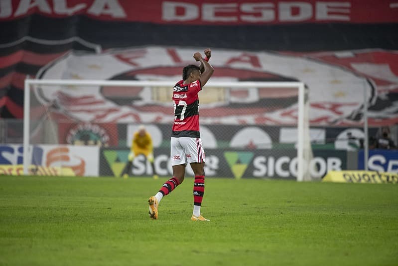 Bruno Henrique é homenageado por Torcida Organizada do Flamengo