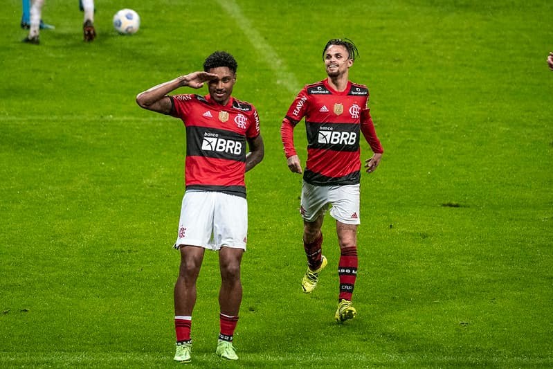 Flamengo tem negociação avançada para renovar contrato com Vitinho