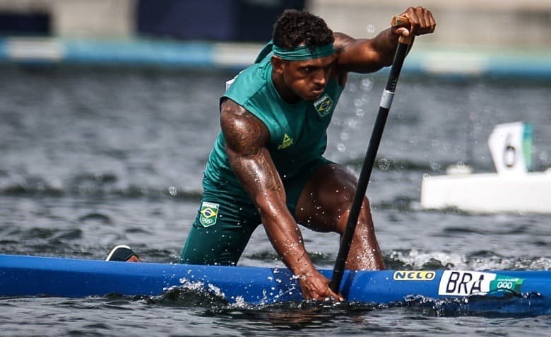 Isaquias Queiroz, atleta do Flamengo, em competição de canoagem remando bravamente