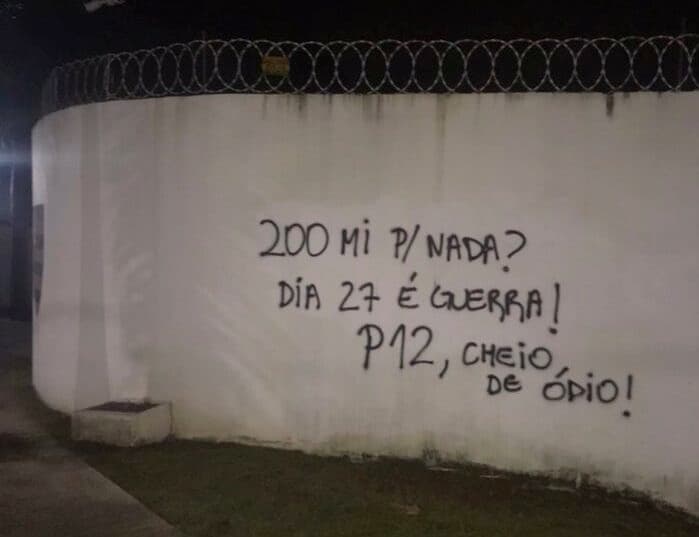Muro do Ninho amanheceu pichado após empate com a Chapecoense