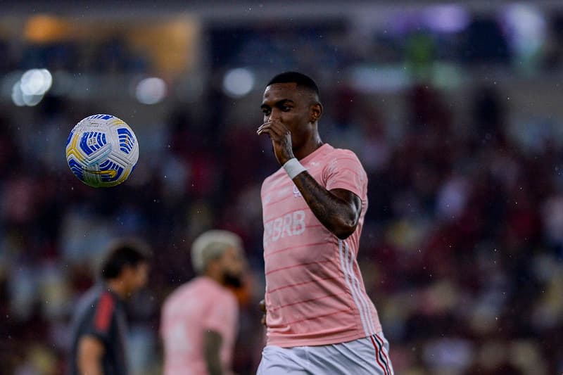 Jogador Ramon em aquecimento com bola antes de jogo do Flamengo em 2021