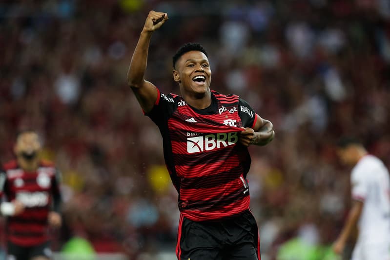 Matheus França comemora gol pelo Flamengo; Newcastle negocia contratação do meia e as últimas notícias do Flamengo