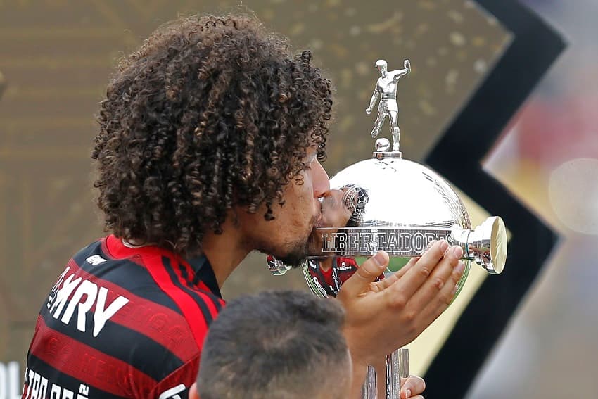 Arão beija a taça da Libertadores