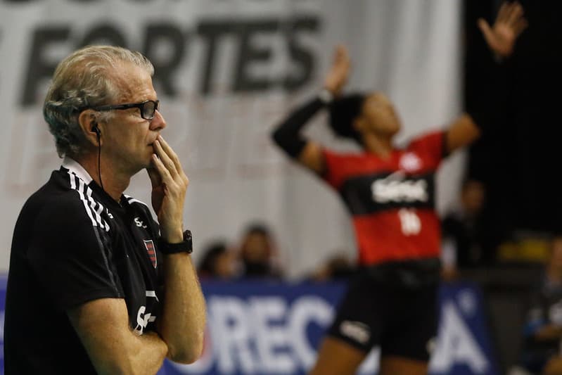 Flamengo renova com 2 atletas titulares e planeja saída de lesionada