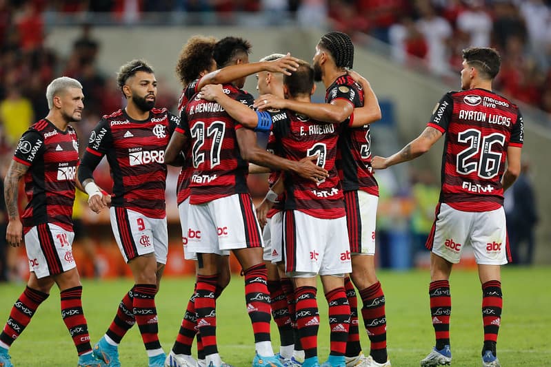 Bruno Henrique, Pablo, Everton Ribeiro e outros jogadores do Flamengo em partida; Corinthians tem interesse em trio