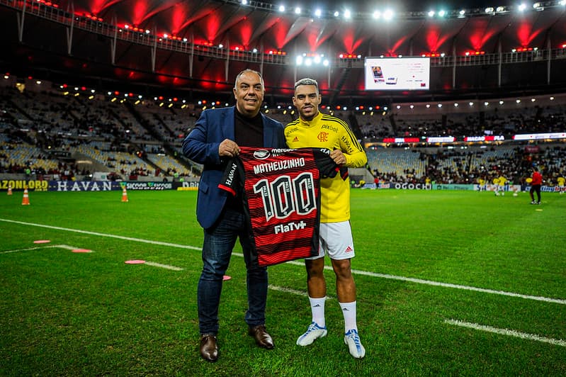 Matheuzinho completa 100 jogos com a camisa do Flamengo