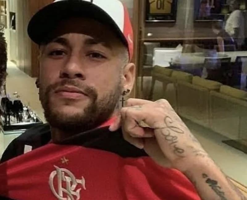Neymar, do Al Hilal com a camisa do Flamengo, Jogador pode ter que escolher entre Santos e Mengão quando voltar a jogar no Brasil. Em entrevista com Rica Perrone, o atleta comentou sobre.
