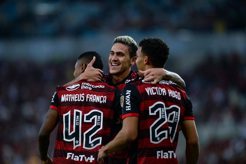 Jogadores do Flamengo comemoram gol.