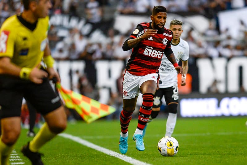 Rodinei faz gol contra em derrota do Flamengo, e diretoria percebe necessidade de contratar lateral