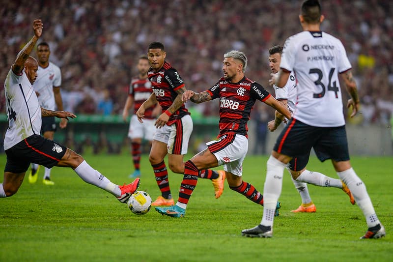 Arrascaeta do Flamengo joga contra o Athletico-PR no Maracanã