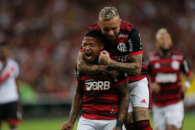 Marinho e Cebolinha comemoram gol do Flamengo. Marinho recusou proposta do Pumas e deseja permanecer no Flamengo em 2023