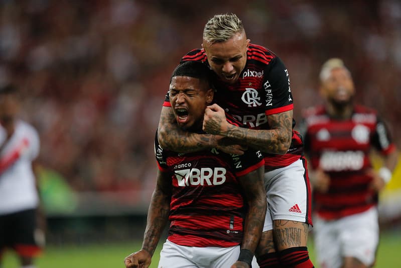 Marinho e Cebolinha comemoram gol do Flamengo. Marinho recusou proposta do Pumas e deseja permanecer no Flamengo em 2023