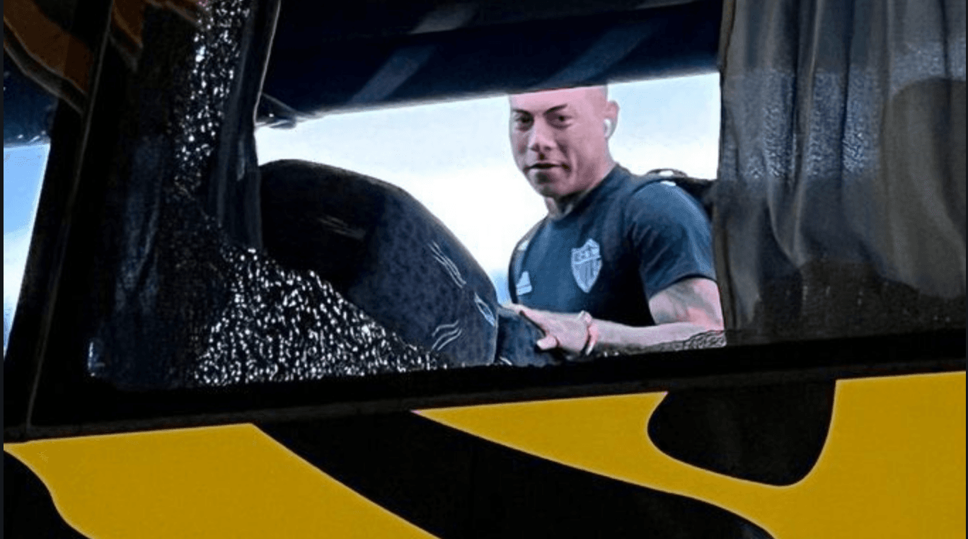 Vidraça do ônibus do Atlético