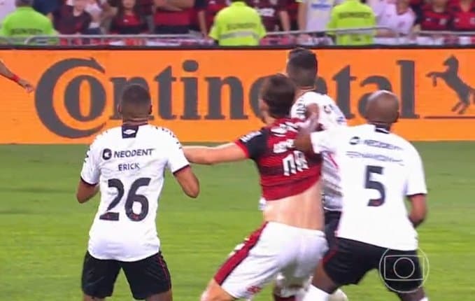 Fernandinho puxa Léo Pereira dentro da área