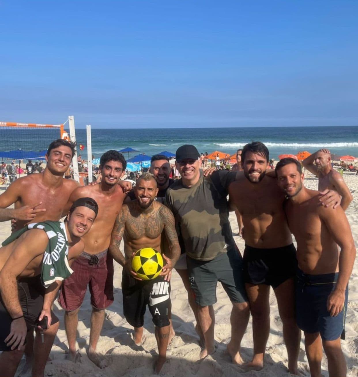Vidal joga futevôlei na praia da Barra da Tijuca