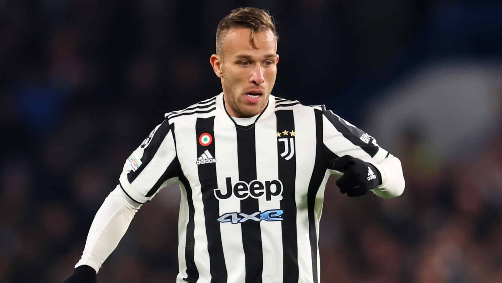 Volante Arthur em campo com a camisa da Juventus
