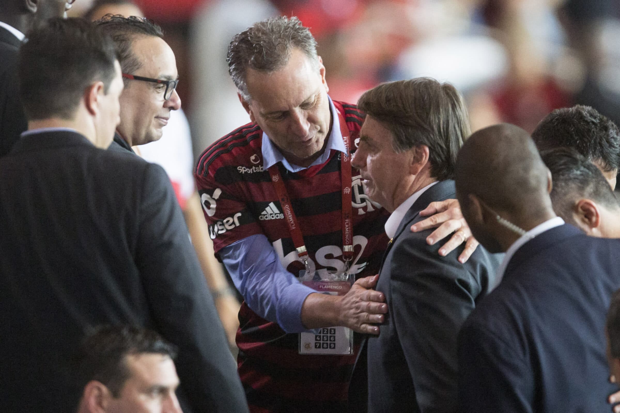 Torcedores rivais se revoltam com ajuda de Bolsonaro para construção de estádio do Flamengo