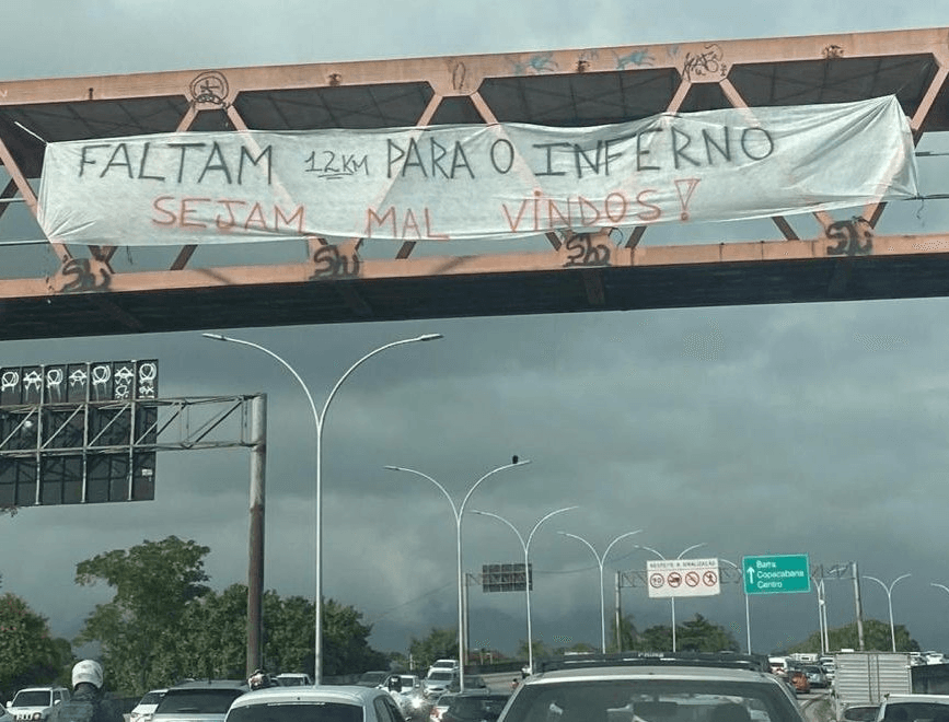 Torcedores do Flamengo espalharam faixas pela cidade