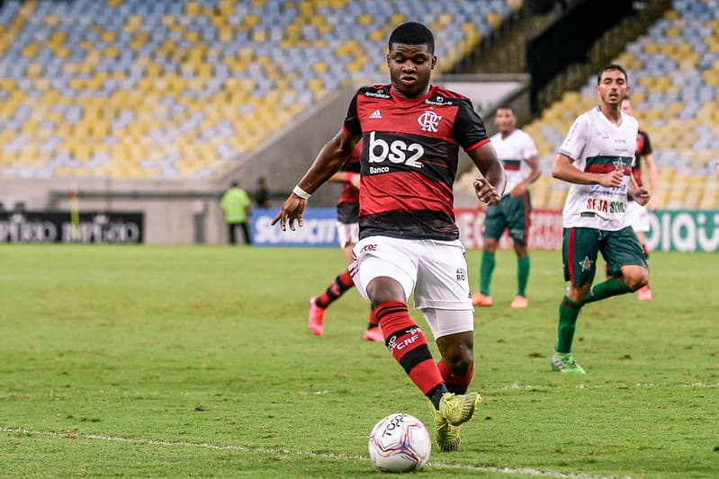 Lincoln em jogo do Flamengo em 2020.; Garoto do Ninho pode ser reforço do Goiás para o Brasileirão 2023