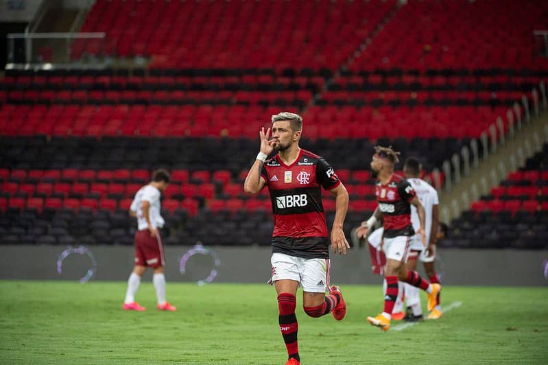 Arrascaeta comemora gol pelo Flamengo