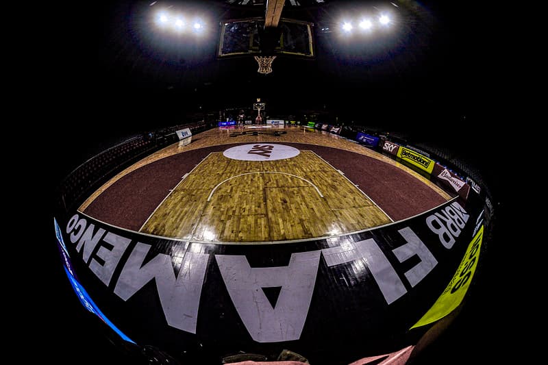 Quadra de basquete do Maracanãzinho em dia de jogo do Flamengo