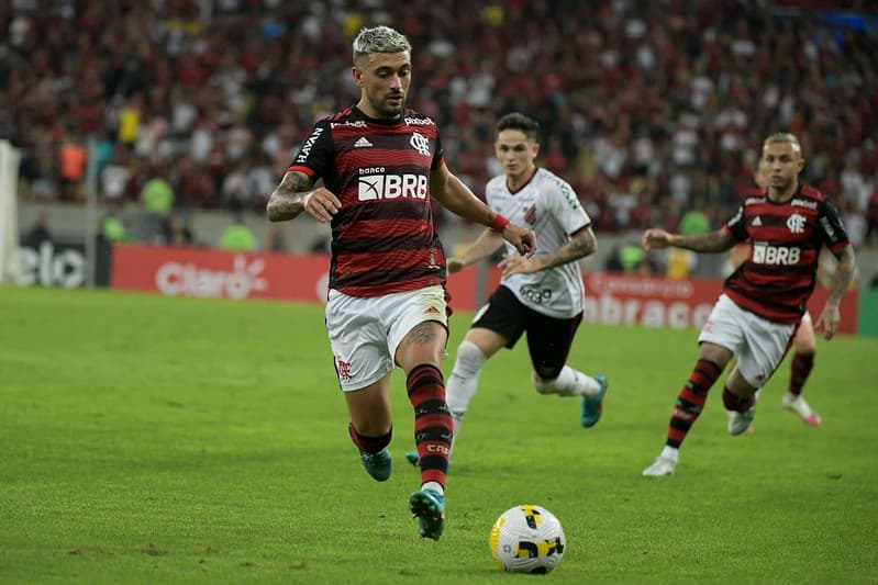 Arrascaeta em jogo entre Flamengo e Ahtletico