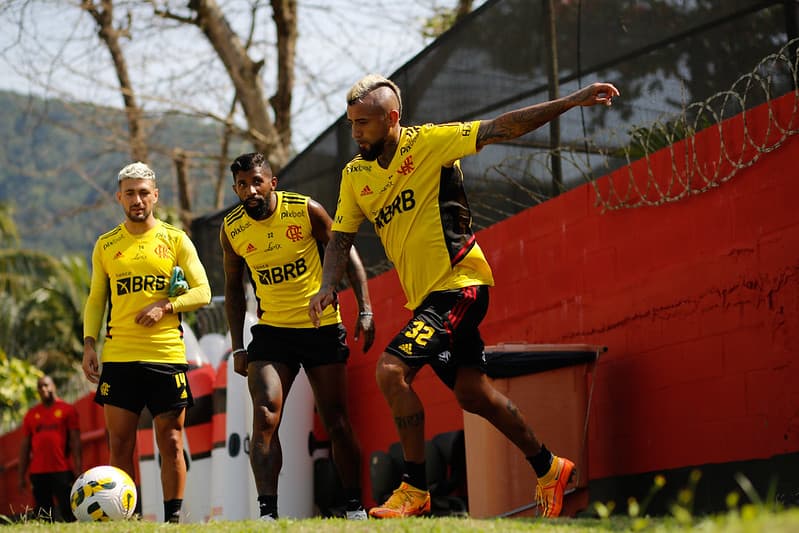Vidal prepara chute em treino do Flamengo enquanto Arrascaeta e Rodinei observam