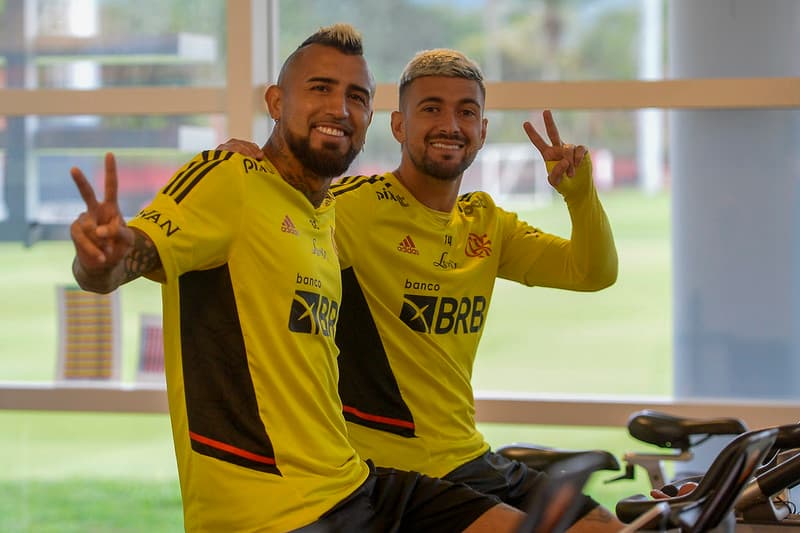 Vidal e Arrascaeta sorrindo e se abraçando em treino do Flamengo