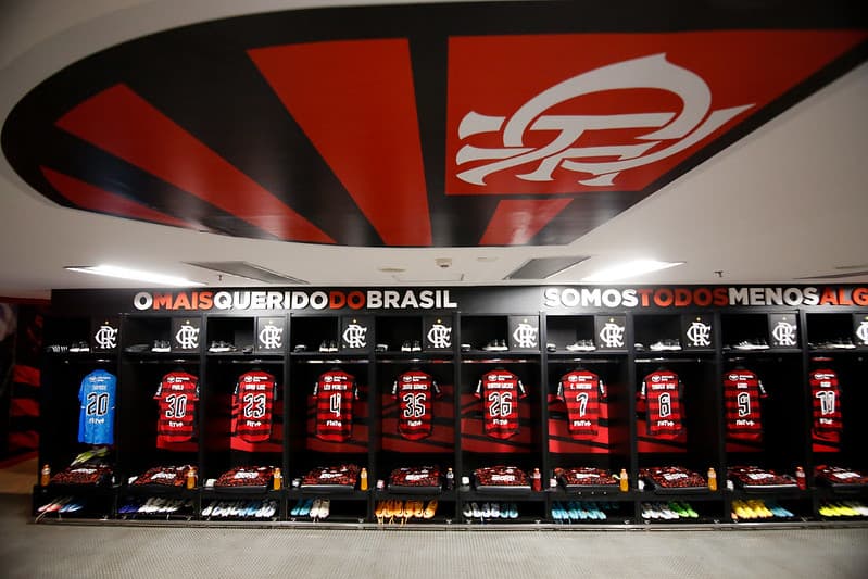 Escudo do Flamengo no teto do vestiário do Maracanã