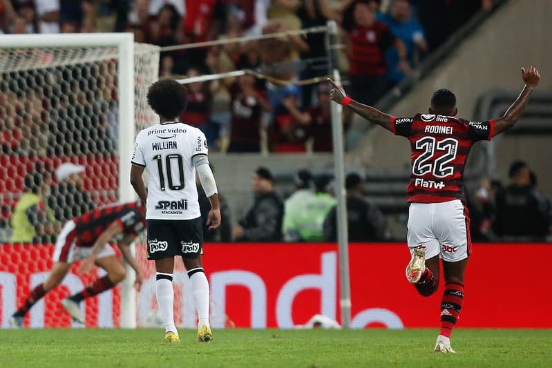 Rodinei comemora gol de Pedro na classificação do Flamengo na Libertadores sobre o Corinthians