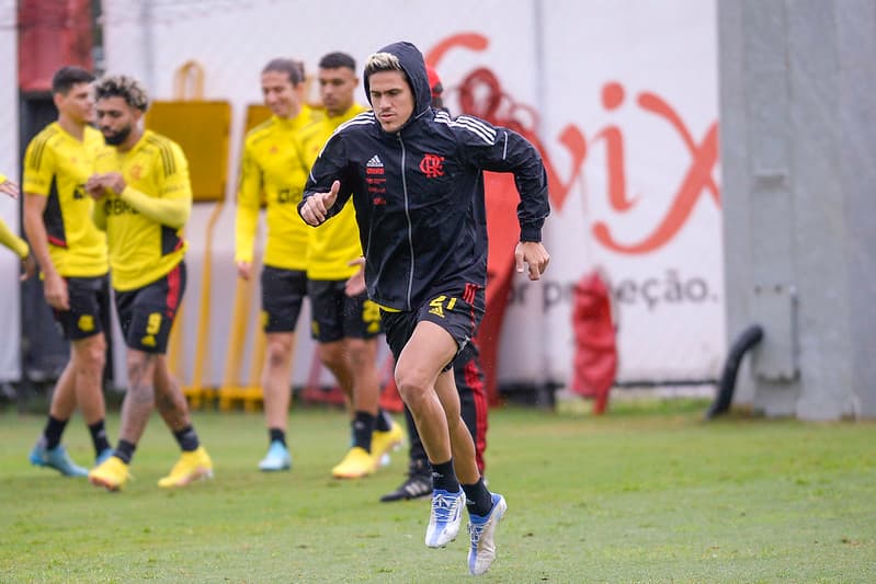 Pedro treina no CT do Flamengo